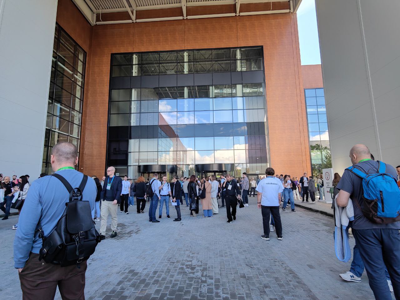 Посетители выставки ECOM Expo 2025 у выставочного центра